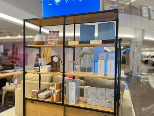 MERAYAKAN LOKAL LORA SORAYA LORA MEJA MAKAN GANISHA DEMORE COZY BIANCA COVER Perdana di Solo, Sofa Minimalis Terbaru Lovise Hadir di Homeyfest Vol. 4